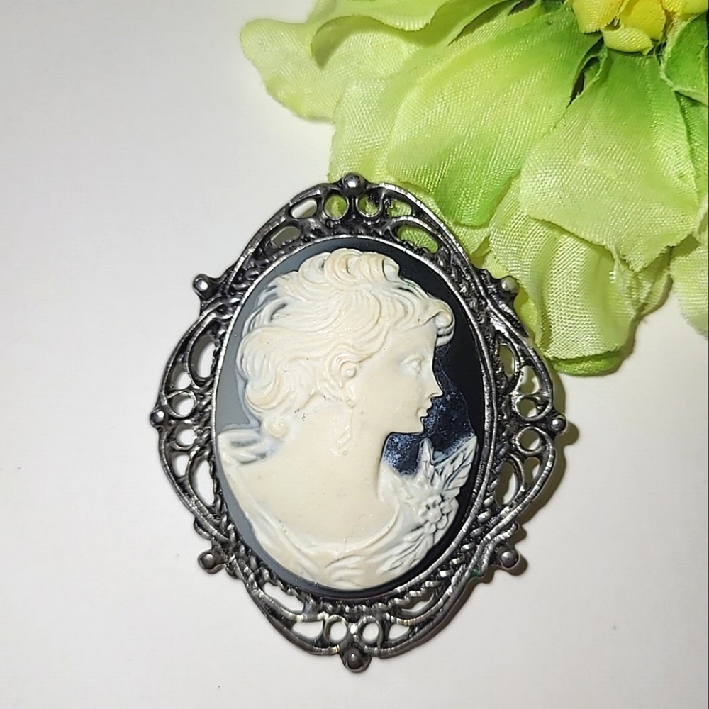 VINTAGE CAMEO BROOCH - BLACK & IVORY RESIN - LARGE OVER 2" HIGH - Picture 1 of 7